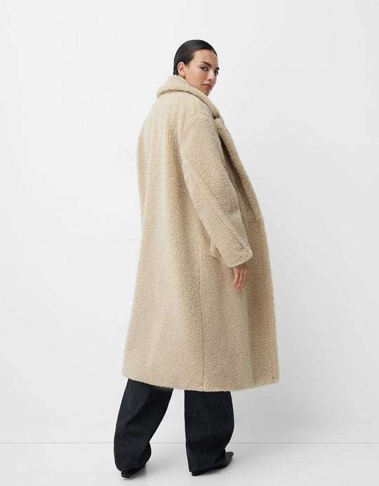 Damski Oversized Płaszcz Zimowy z Pluszowego Futra z Klapami i Zapięciem na Guziki