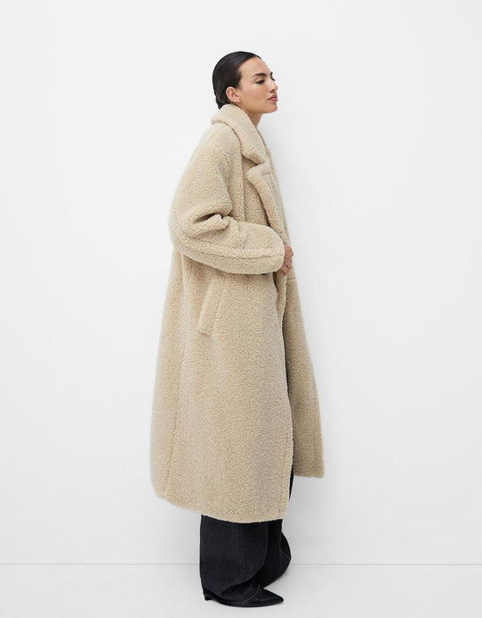Damski Oversized Płaszcz Zimowy z Pluszowego Futra z Klapami i Zapięciem na Guziki