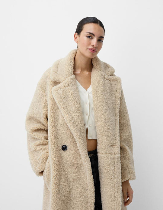 Damski Oversized Płaszcz Zimowy z Pluszowego Futra z Klapami i Zapięciem na Guziki