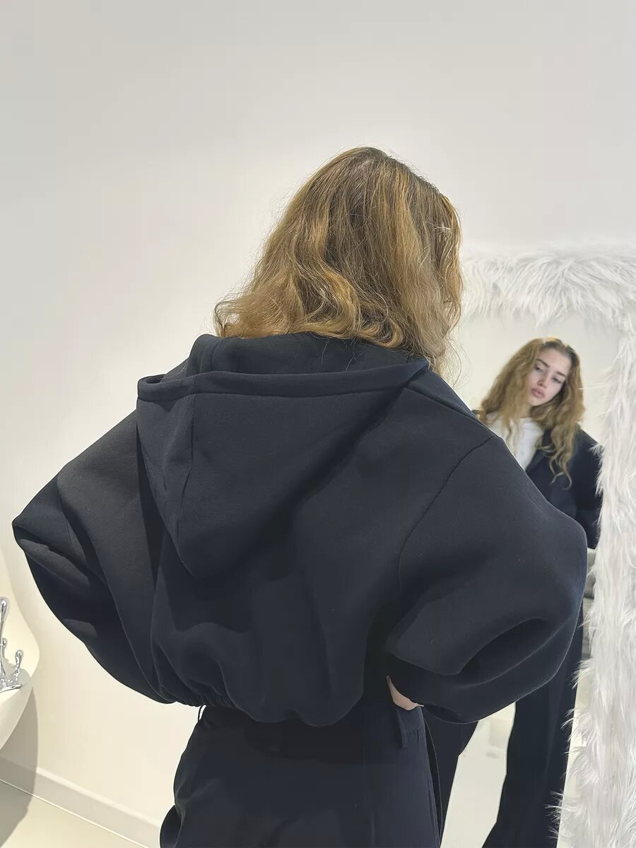 Kobieta | Krótka bluza z kapturem na zamek | Długie balonowe rękawy | Styl casual nowoczesny