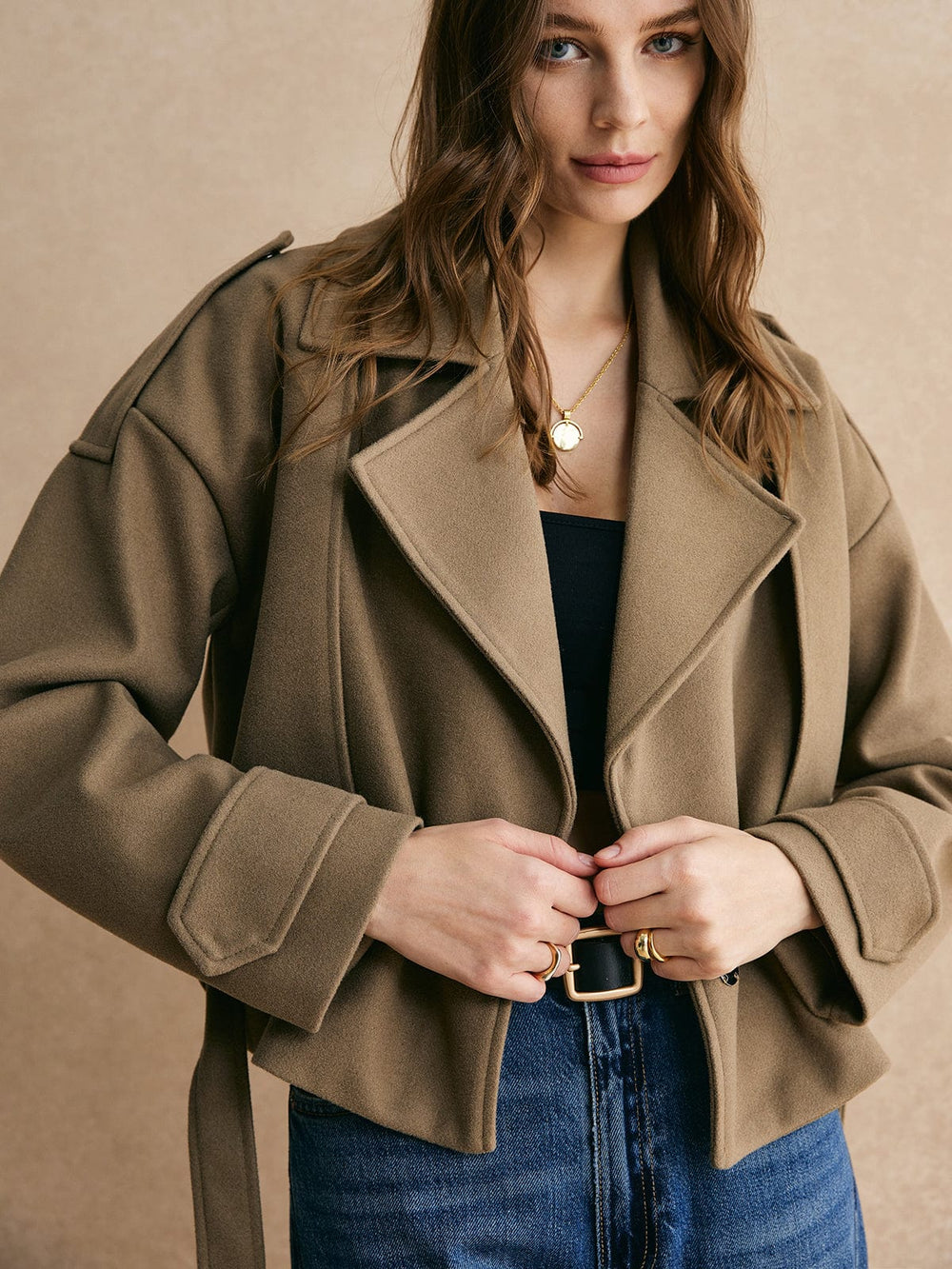 Klara | Krótki wełniany żakiet w kolorze khaki – Stylowa elegancja na każdą okazję