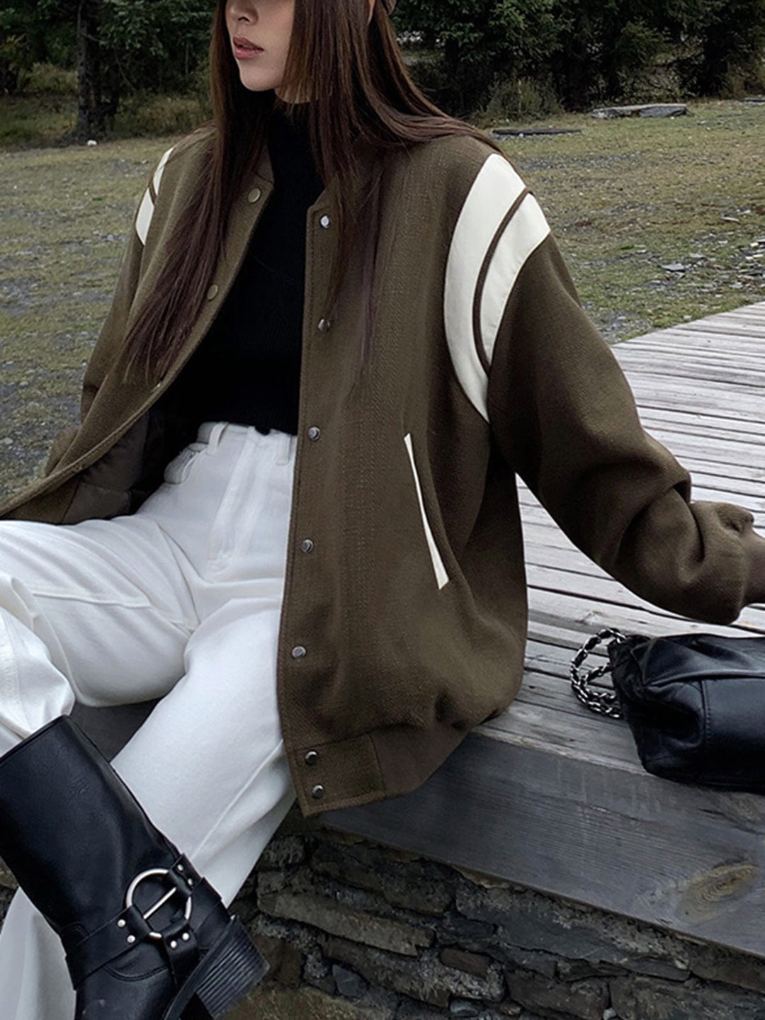 Molly | Luźna kurtka varsity w stylu retro z detalami w paski na rękawach i ściągaczami