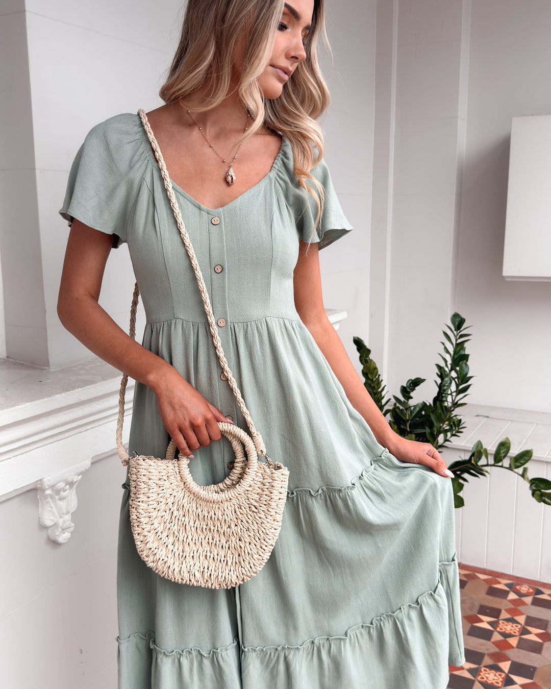 Kobieta | Sukienka Midi | Dekolt V | Guziki Z Przodu | Falbany