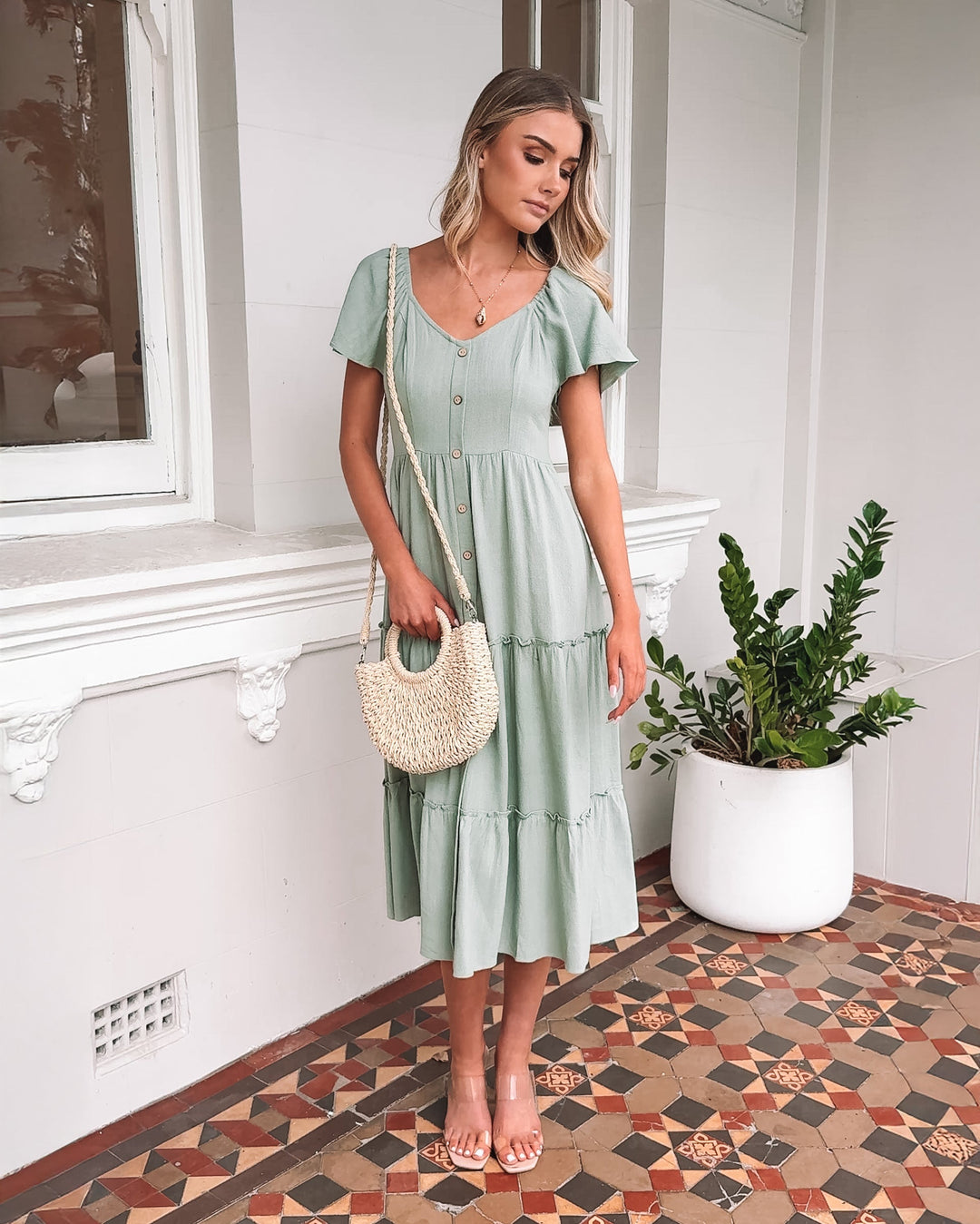 Kobieta | Sukienka Midi | Dekolt V | Guziki Z Przodu | Falbany