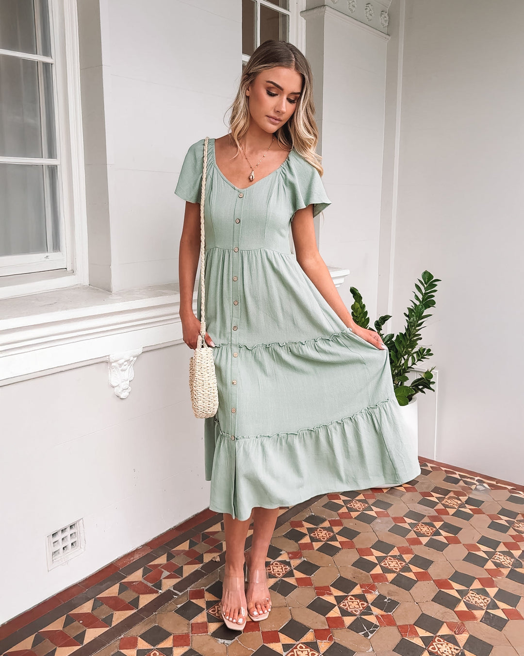 Kobieta | Sukienka Midi | Dekolt V | Guziki Z Przodu | Falbany