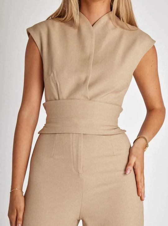 Bezrękawny kombinezon damski z szerokimi nogawkami | Elegancki jednoczęściowy z drapowanym dekoltem