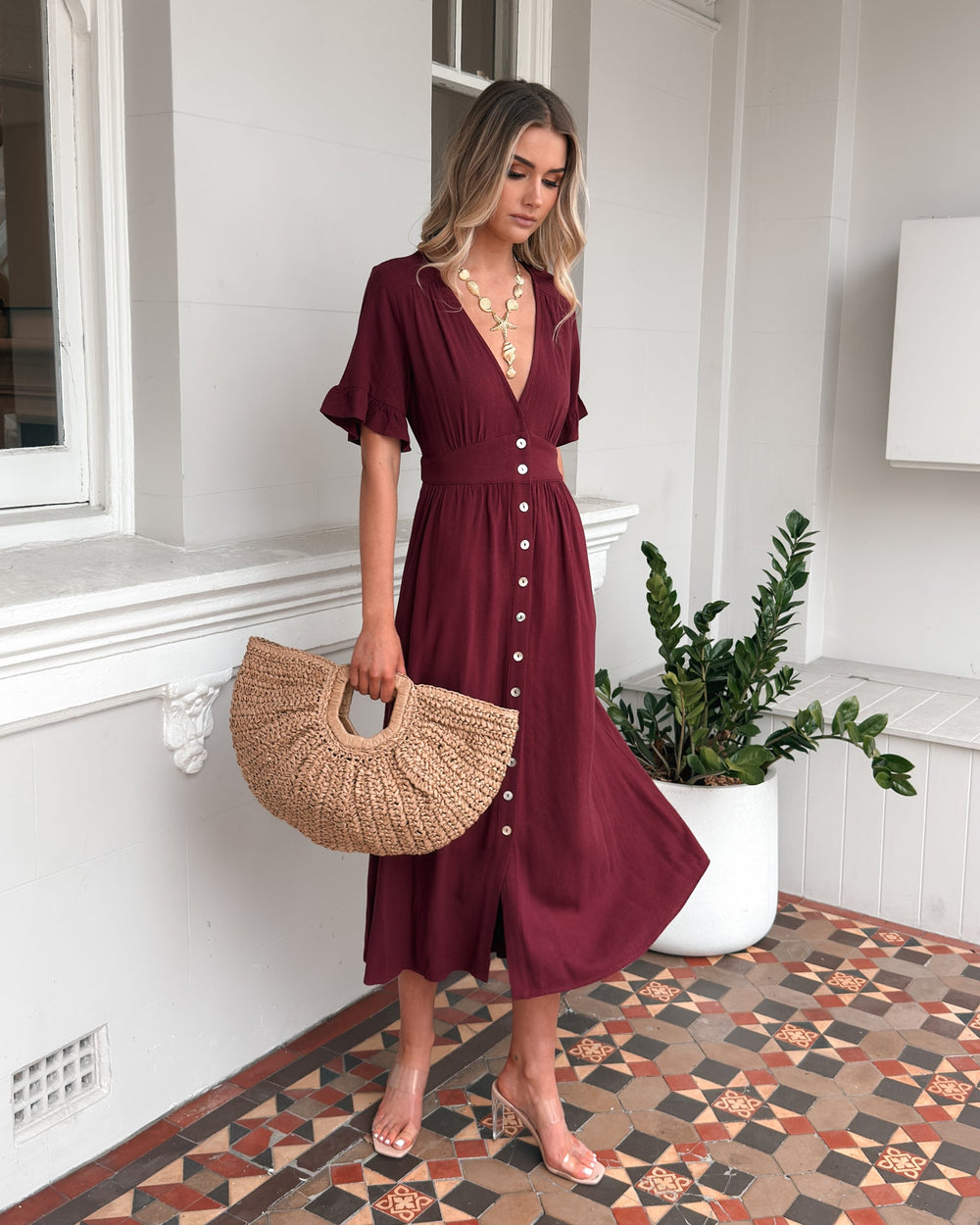 Kobieta | Sukienka Midi | Dekolt V | Guziki Z Przodu | Falbanki