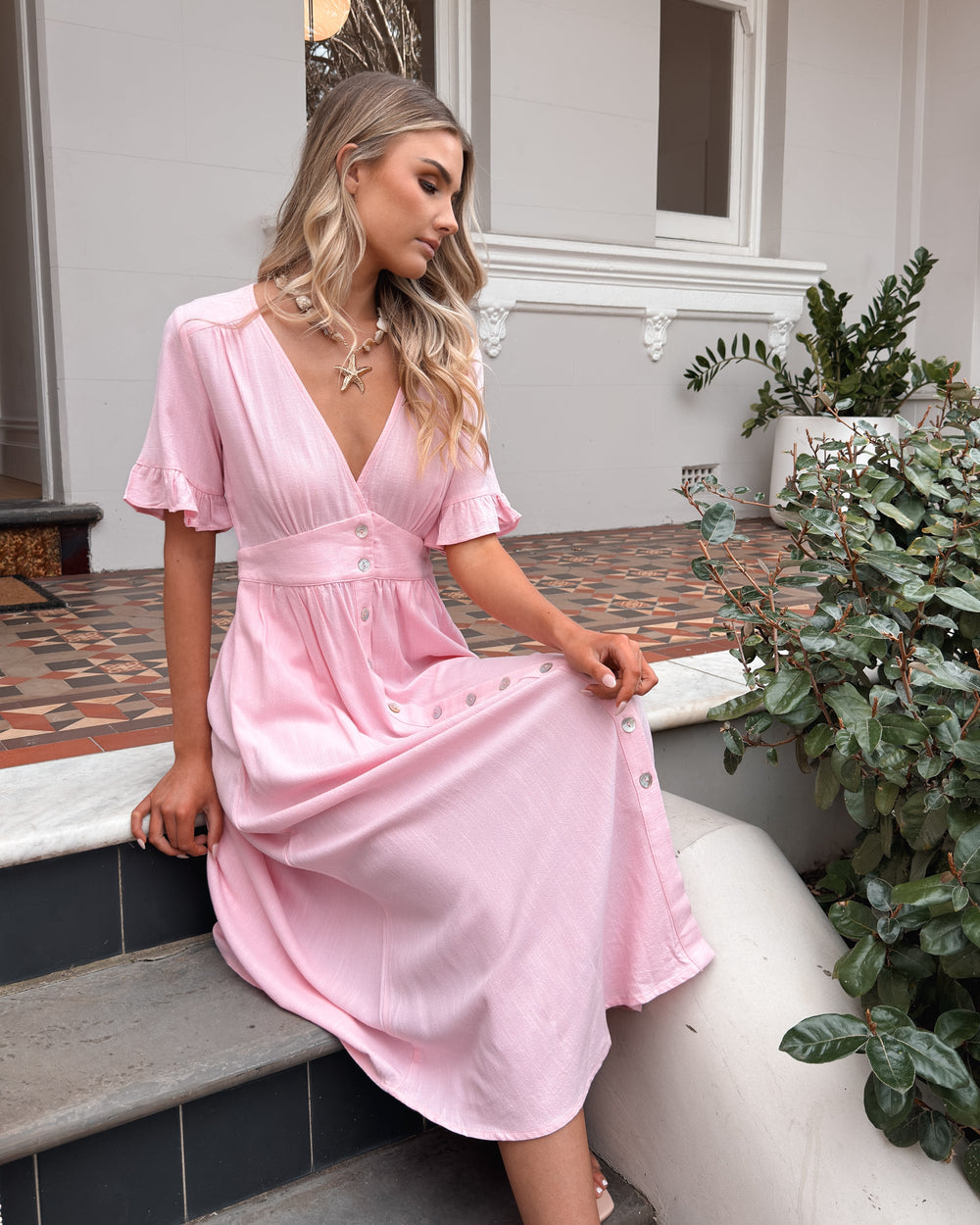 Kobieta | Luźna Sukienka Midi | Dekolt V | Falbanki | Guziki Z Przodu