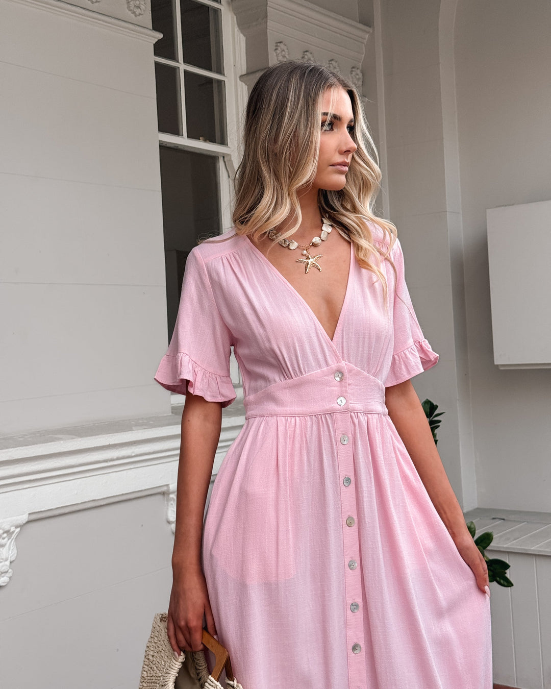 Kobieta | Luźna Sukienka Midi | Dekolt V | Falbanki | Guziki Z Przodu