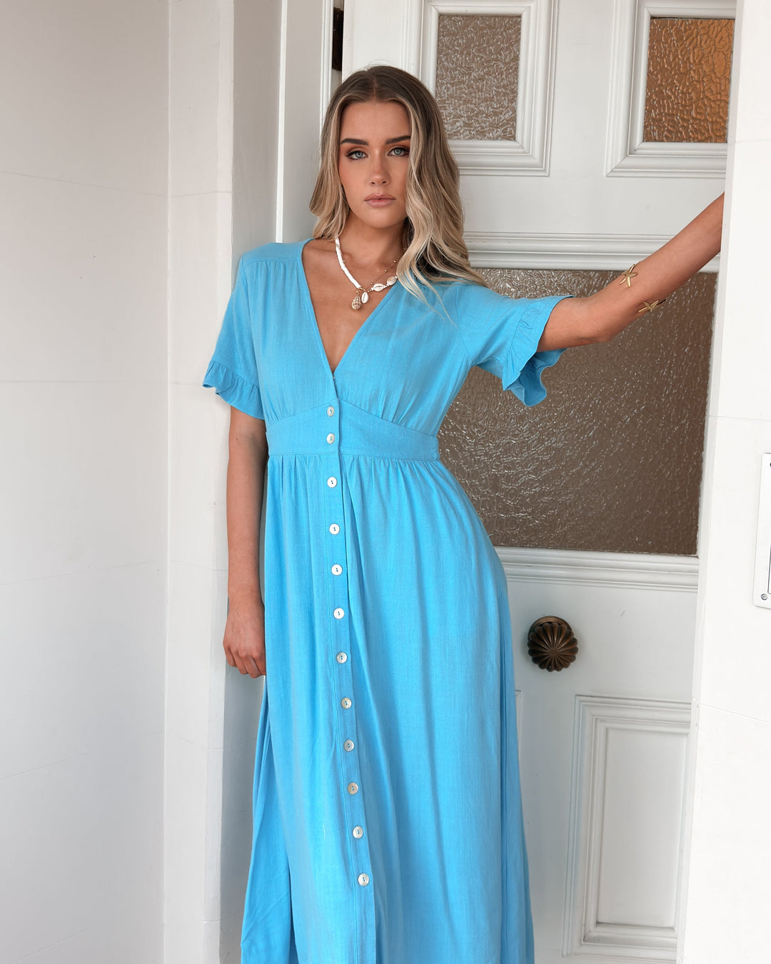 Kobieta | Luźna Sukienka Midi | Falbanki | Dekolt V | Guziki Z Przodu