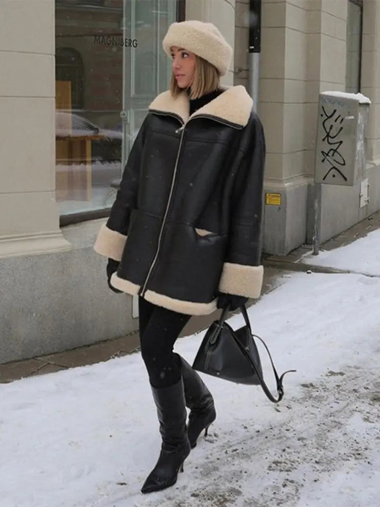 Lizzy | Oversized kurtka z sztucznej skóry z futrem w kolorze czarnym