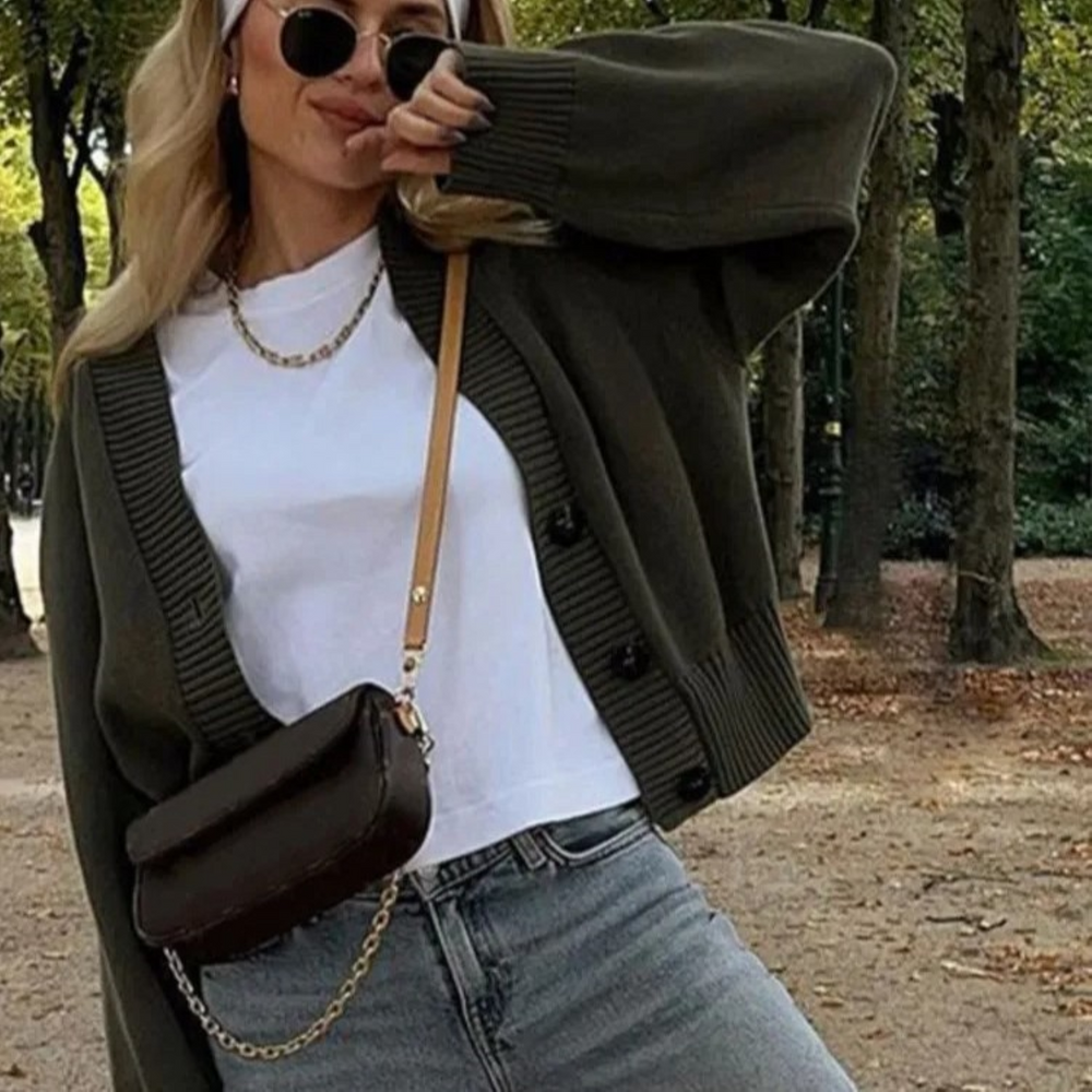 Ilani - Oliwkowy Sweter z V-dekoltem