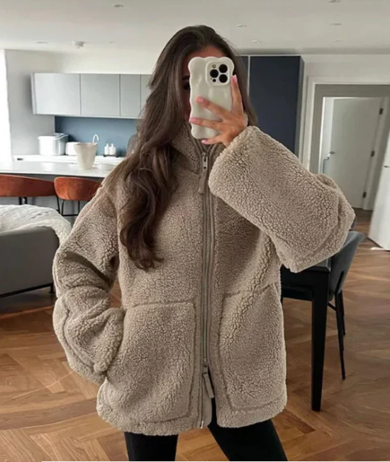 Kobie'ska Oversize'owa Kurtka Fleece z Zamkiem i Wysokim Kołnierzem
