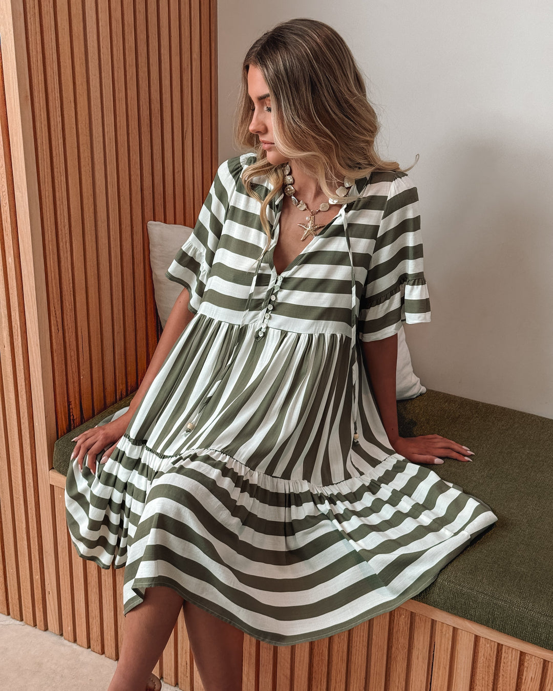 Kobieta | Sukienka Do Kolan | Zapięcie Na Guziki | Falbaniaste Rękawy | Warstwowy Dół