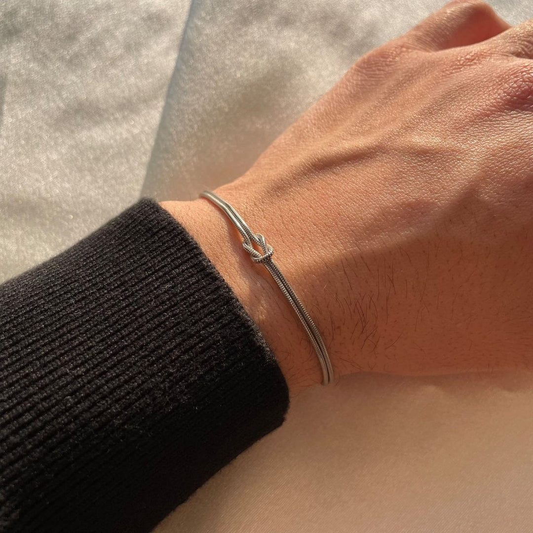 Elegancka Minimalistyczna Bransoletka z Węzłem Miłości dla Kobiet
