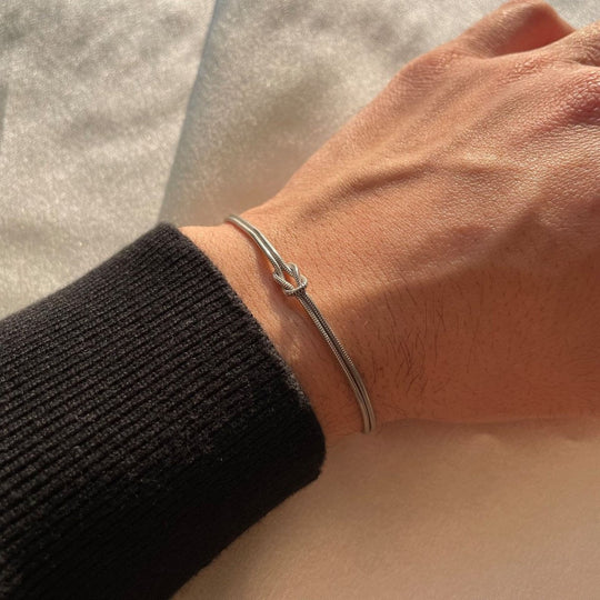 Elegancka Minimalistyczna Bransoletka z Węzłem Miłości dla Kobiet
