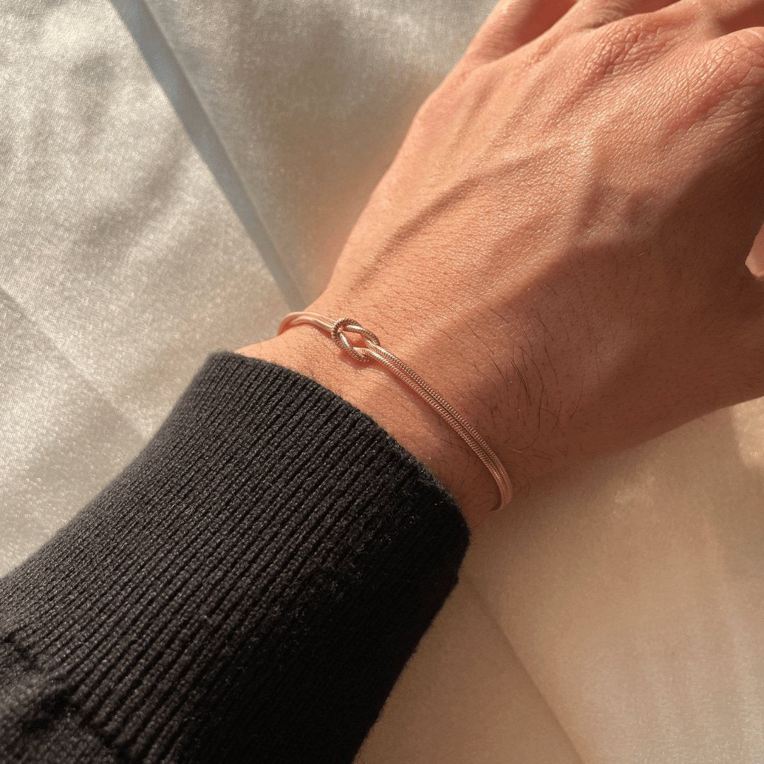 Elegancka Minimalistyczna Bransoletka z Węzłem Miłości dla Kobiet