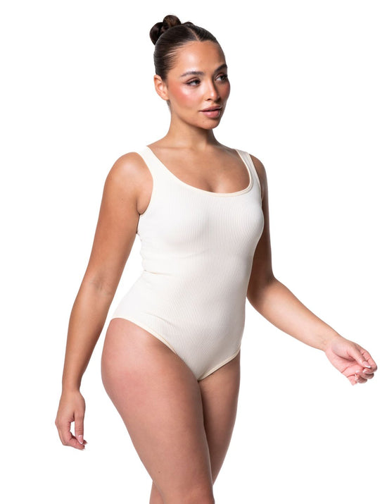 Body modelujące z prążkowanej tkaniny