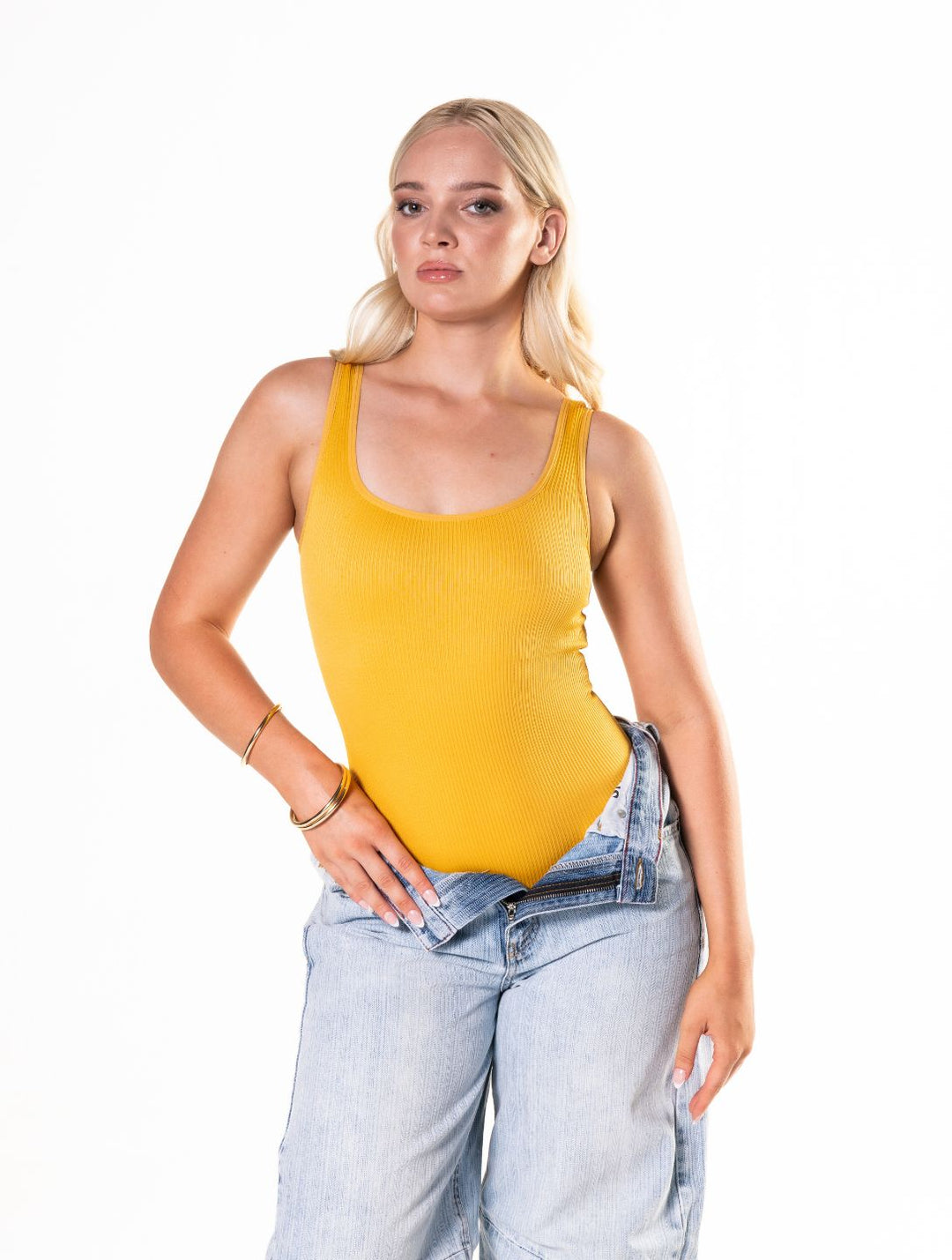 Body modelujące z prążkowanej tkaniny