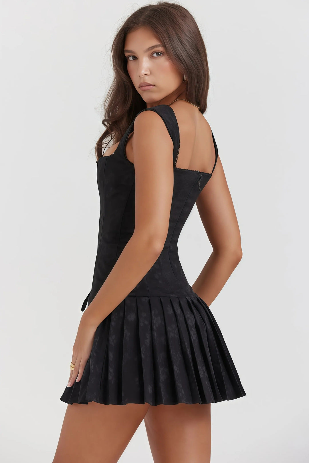 Sanne - Stylowa Czarna Mini Sukienka z Faldami